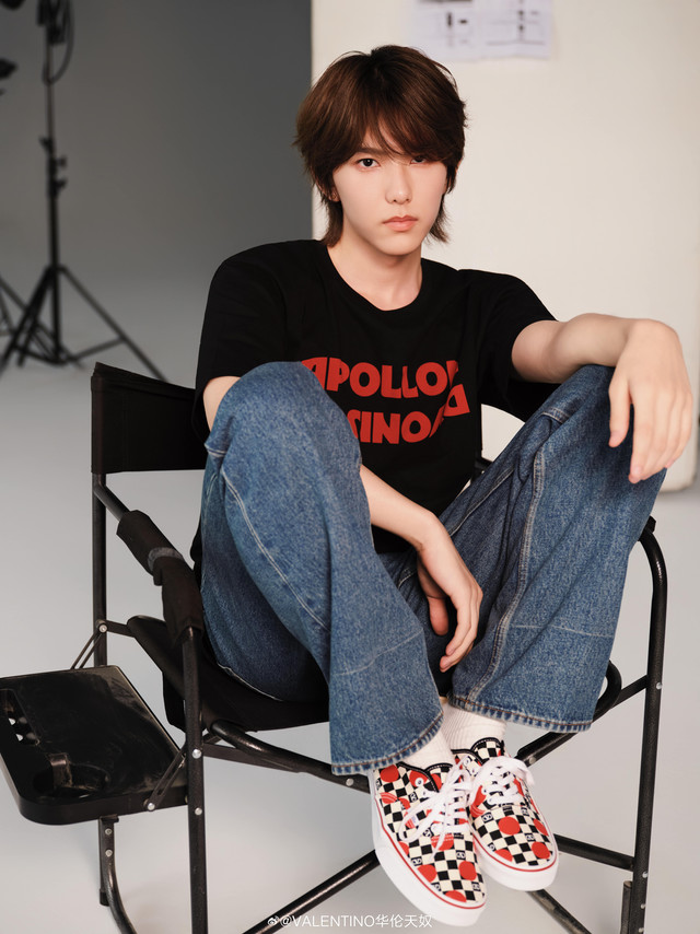 @马柏全 演绎#华伦天奴# 与#Vans# 独家联名红点黑白棋盘格运动鞋，尽显酷感潇洒。 全新联名运动鞋将于9月12日官方线上平台全面发售。#Valentino2025秋冬系列# #Valentino