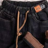 冬日里的松弛美学：一条加绒哈伦裤的穿着实录