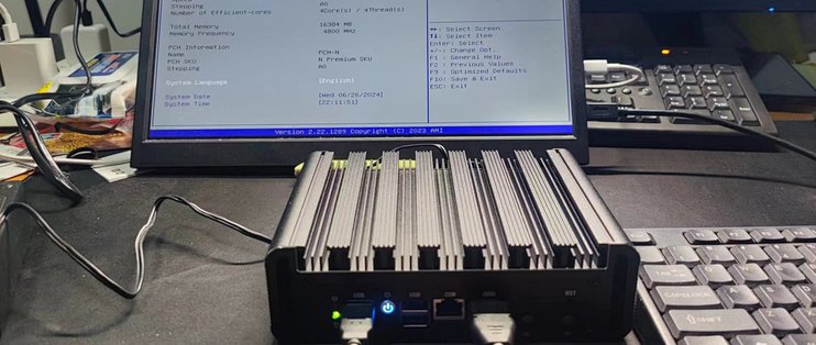 去年618买了台软路由闲置了，但我还给它配了根16G 的DD5内存条！