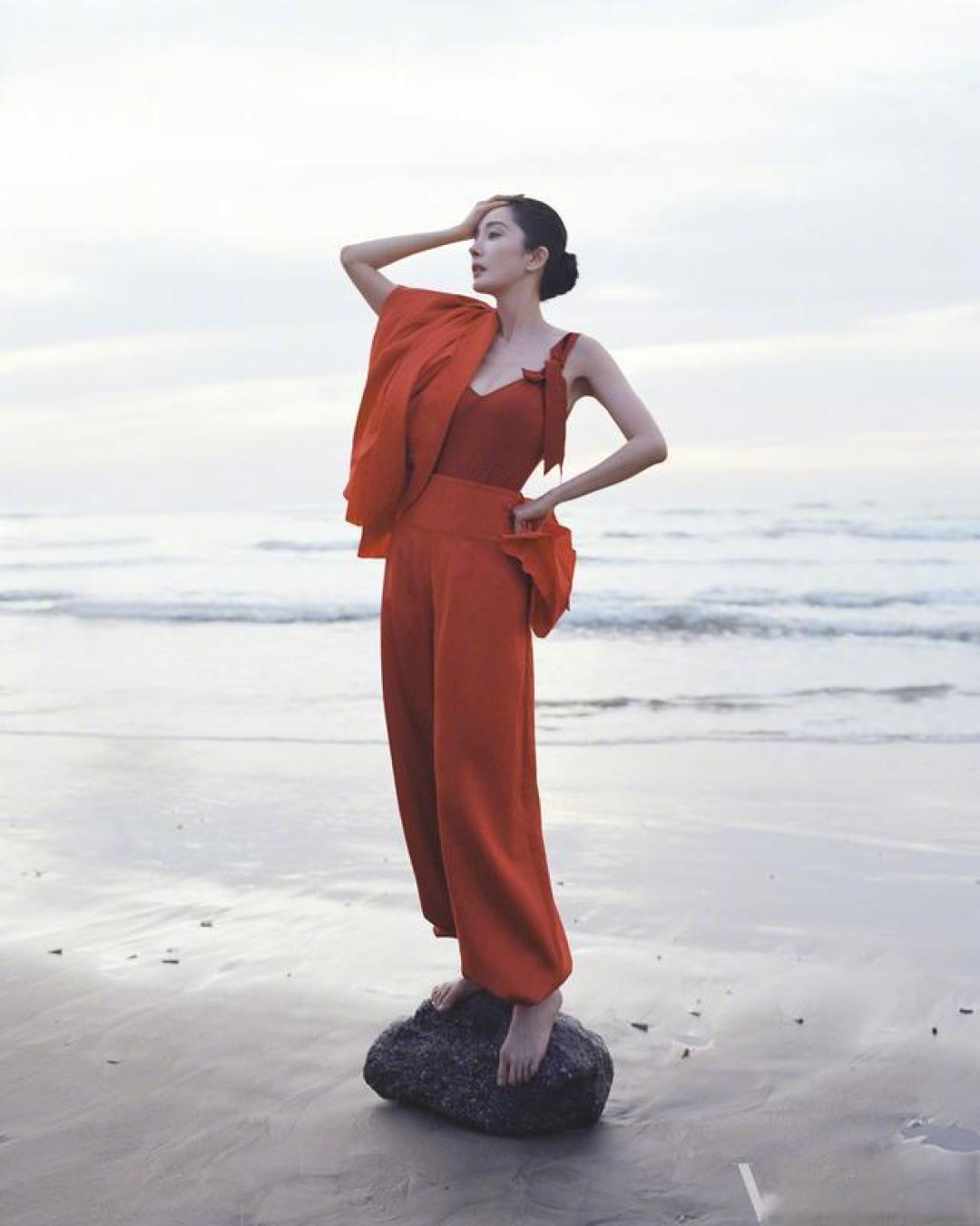 杨幂VOGUE开年封面化身海边女骑士,策马踏浪诠释美而有力量