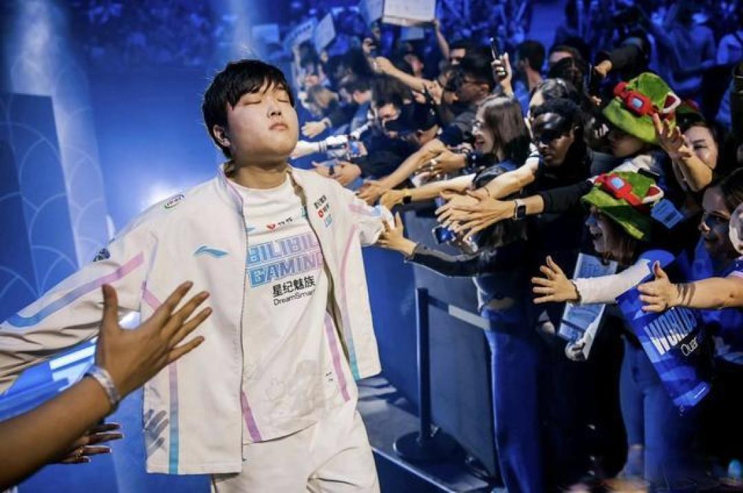 获Faker认可，却被嘲“及格”中单，Knight离封神只差一冠
