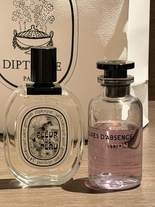 每次见人都疯狂被夸好香！！！这次来出差带了这俩香水，真的很适合社交约会啊左边diptyque肌肤之花今年新品，店员说是伪体香天花板，喷上发现确实如此，就是那种从皮肤里面散发的香味，明明很淡但旁边的人又