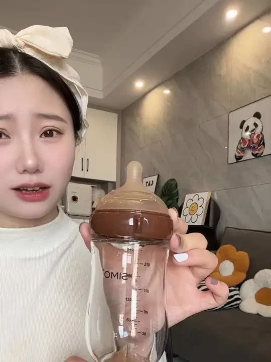 这个奶瓶真的是厌奶期救星！我家娃之前一口奶都不碰，换了它之后居然主动抱着喝，老母亲直接感动哭！#母婴好物 #奶瓶#新生儿奶瓶#防胀气奶瓶