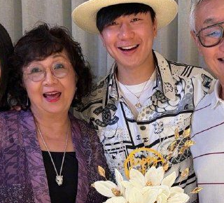 林俊杰官宣恋情：借妈妈70寿宴晒全家福，周杰伦阿信奶茶梗送祝福