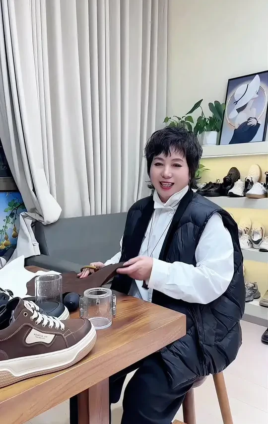 测试真皮和假皮的透气的区别 #男鞋推荐 #人气爆款来袭 #透气舒适