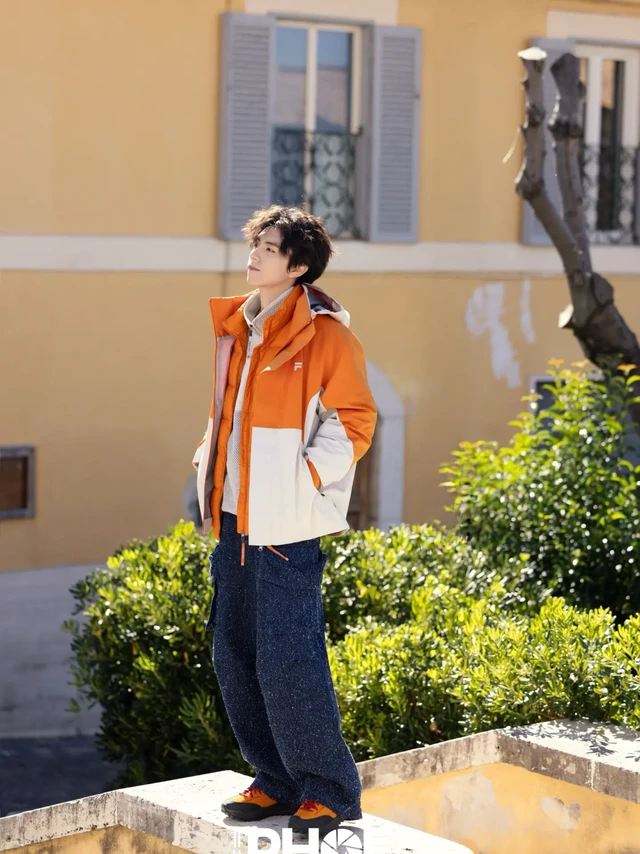赵一博 | 暖冬湖系穿搭，松弛感的满分答案