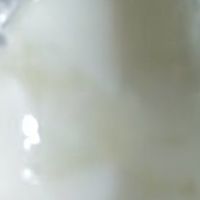 伊利纯牛奶保质期内结块 消费者历经周折获赔1000元