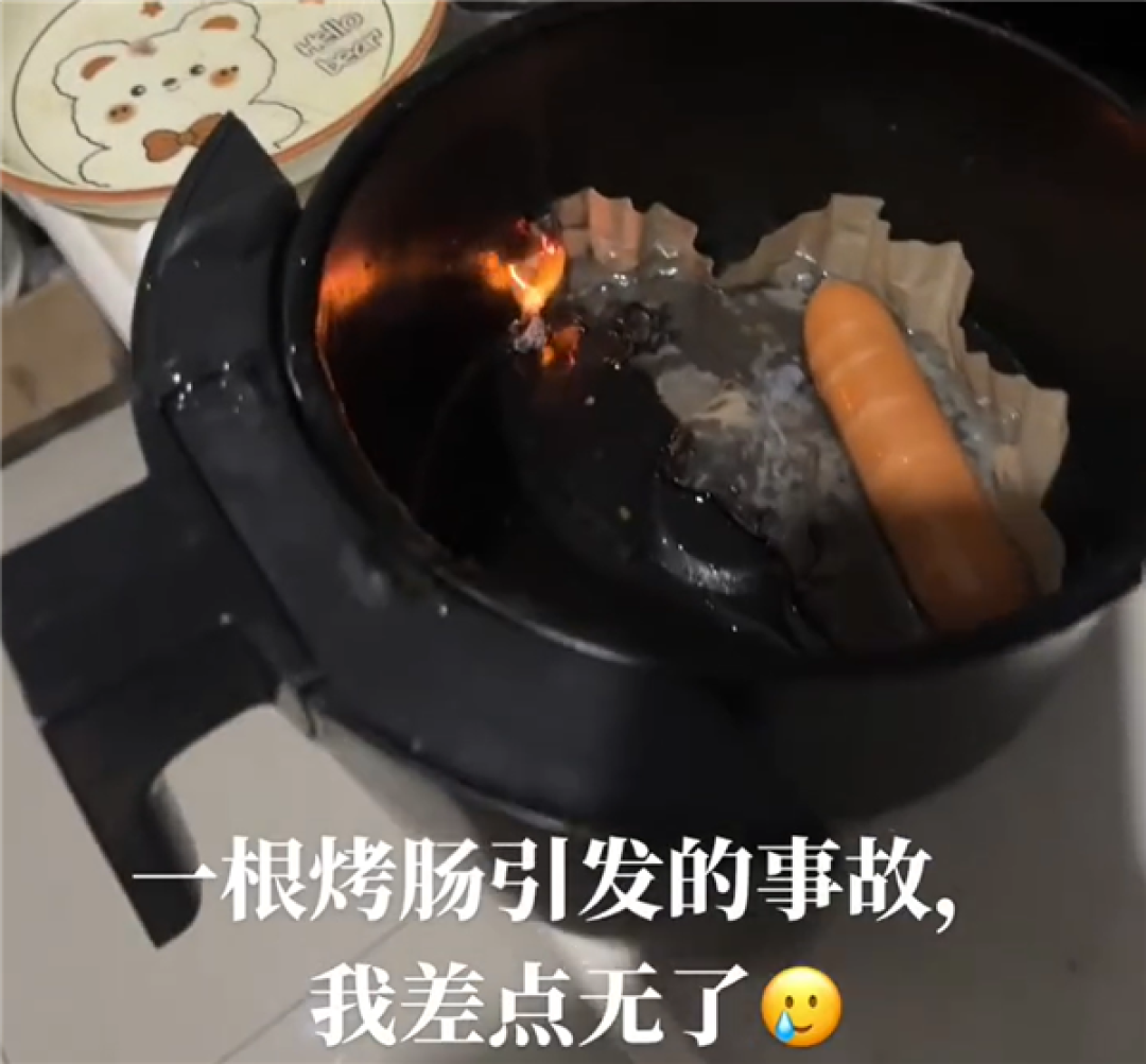 油纸别乱买!女子空气炸锅垫纸烤肠直接起火