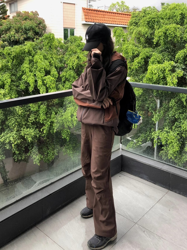 骆驼补礼金了，今晚12点消费券结束。伞兵裤、雨神2.0版三合一冲锋衣、羽神鹅绒羽绒服、雨神[羽绒版]三合一冲锋衣。运动礼金会场：网页链接（斐乐、波司登、李宁这些都有，可以自行搜索。）①[王俊凯同款]骆