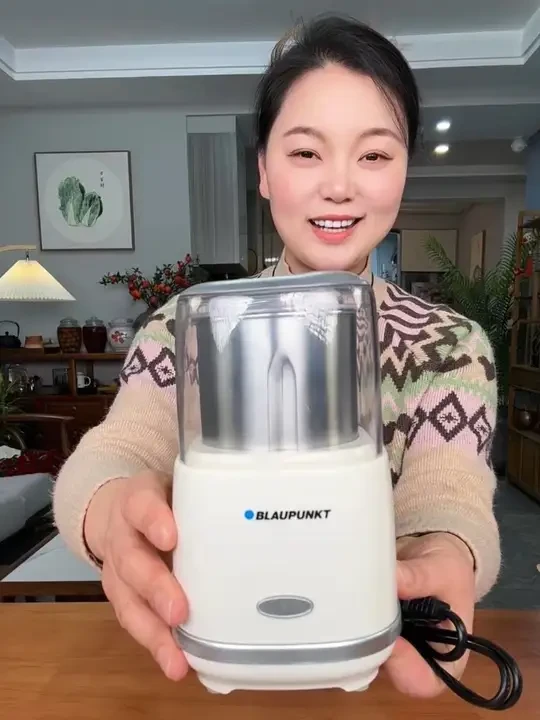 蓝宝这个磨粉机打粉超快，而且磨出来的粉非常细腻#研磨机 #磨粉机 #蓝宝研磨机