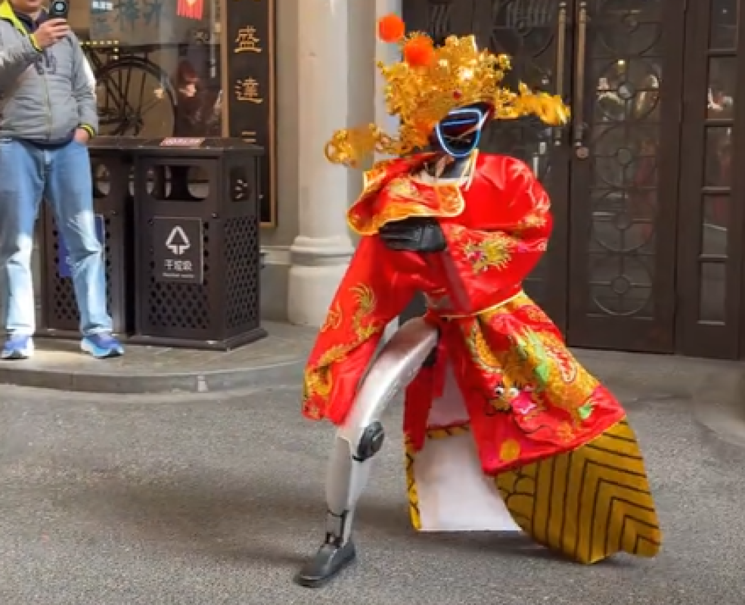 机器人身穿财神服街头“热舞” 网友:第一眼以为是弼马温
