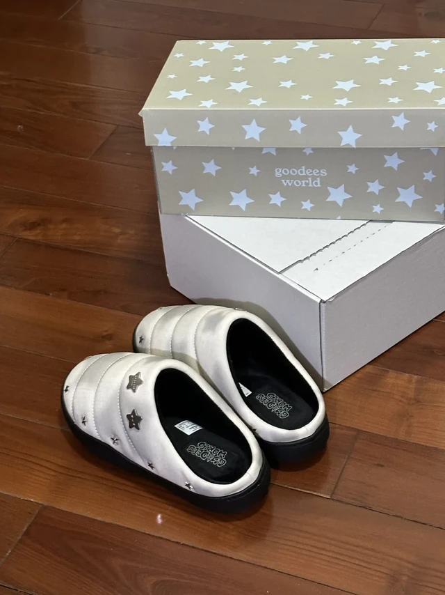 GOODEES米灰星星懒懒拖收到噜
好可爱好柔软好好穿[派对R][派对R][派对R]
鞋底软软弹弹的，有薄绒适合冬天～
没有任何增高效果，本增高鞋重度依赖人士感觉不太习惯，但是奈何脚感实在太好[色色R