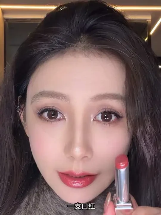 秋冬有一支滋润又好看口红真的太重要了！一边美丽一边护唇#完美日记仿生膜精华口红 #口红试色 #精华口红