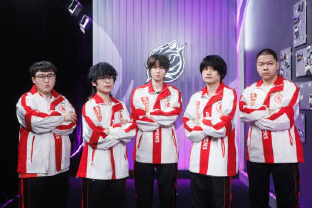 淬火成钢:一场惨痛失利,将天才少年钟意炼成冠军打野