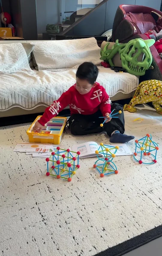 立体建构非常锻炼孩子空间想象力，通过拼插去感受立体几何，空间逻辑。非常值得入的一套拼插玩具#积木 #益智玩具 #思维逻辑 #数学启蒙