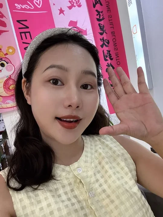 只是怀个孕，不影响做自己
我们首先是自己，再是妈妈👩
孕期的我们仍然可以做自己想做的事情
化美美的妆，吃自己喜欢的东西，穿自己想穿的衣服，关注宝宝的同时，也要关注我们自己！#伪素颜 #看过来