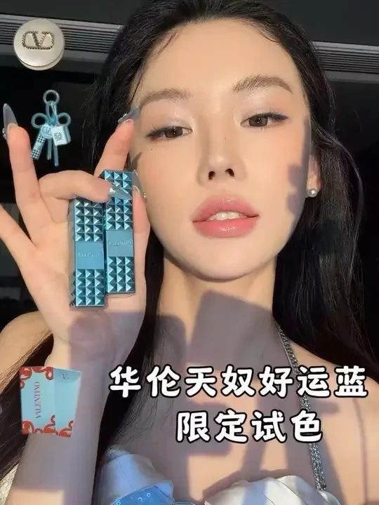 新年限定开箱！又到给老己发年终奖的时候了！ #华伦天奴口红 #华伦天奴312R #华伦天奴好运蓝限定