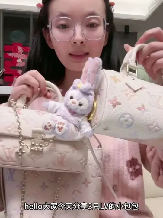 LV 限定渐变紫 包包分享 最近入了3只限定渐变色包包，#LV包包#speedynano #allinbb渐变紫 #lv玛德琳，真的很难买，原谅我第一次录视频，穿得乱糟糟 没收拾自己，视频有点长，感谢