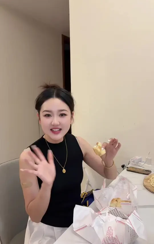 这个月饼不允许我的小姐妹没吃过，蛋黄的口感真的很好#黄庄月饼