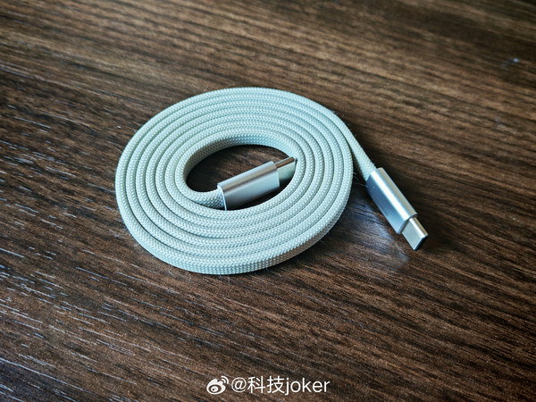 颜值在线，实力全能！异泽卷卷线采用时尚扁线设计，自带磁吸收纳圈，随手一绕立刻整齐！小巧不占空间，太适合出门的时候丢包里了性能直接拉满，更支持最高240W超级快充！笔记本、手机、平板……多设备同时高效供