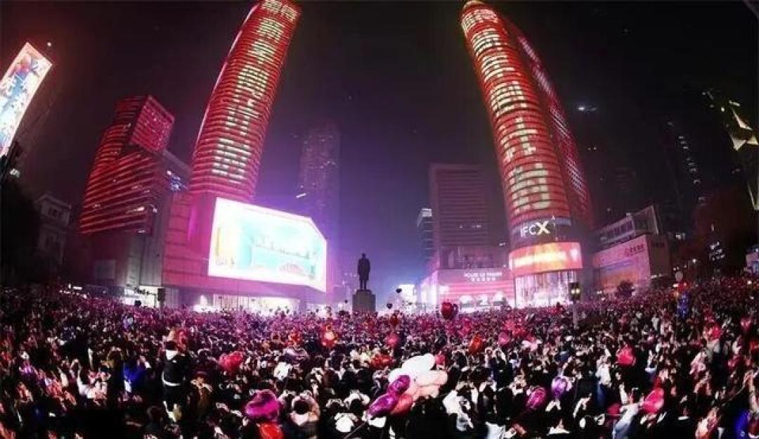 南京跨年选择再多，但真正的仪式感，还得是万人共赴新街口