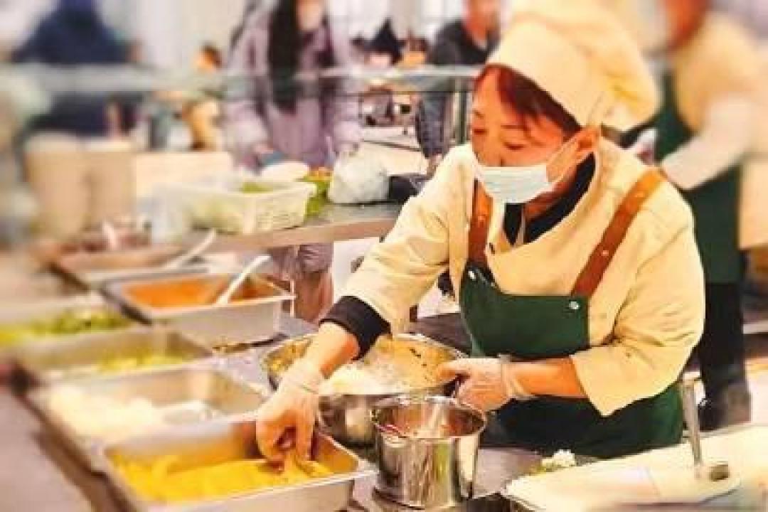 从记住口味到免费鱼宴,大学食堂的人情味藏在饭菜烟火里