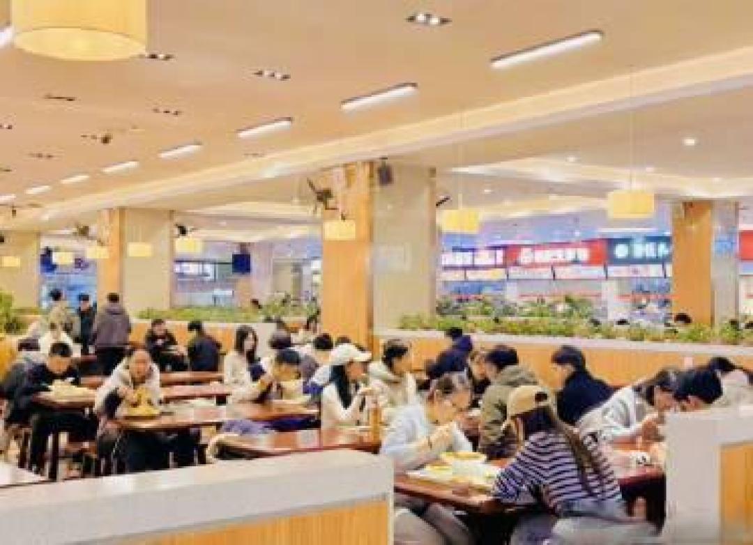 从记住口味到免费鱼宴,大学食堂的人情味藏在饭菜烟火里