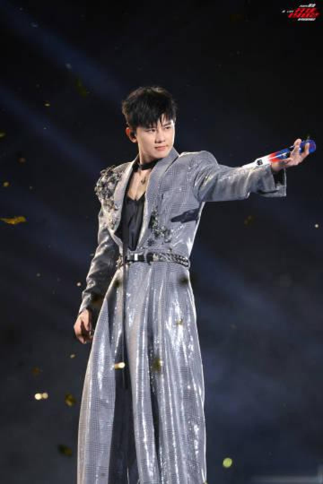 张杰跨年直播:与谢娜共舞引热议,线上线下共享五小时盛宴