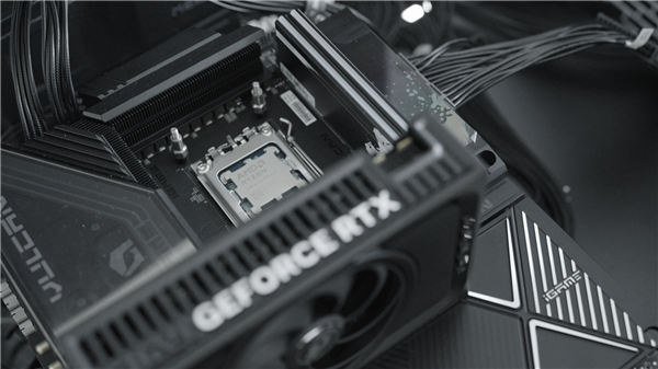 锐龙7 9800X3D创纪录超频7335MHz：主板竟然来自七彩虹