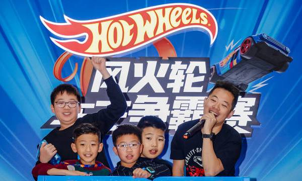 #欣哲vlog# 第一次来风火轮车王争霸赛的线下活动，和不到14岁的全国冠军们一起比赛，感觉一下回到了小时候。你知道风火轮有哪些超酷的玩儿法和讲究吗？快来和我们一起看看吧🌀🔥🛞！#欣哲频道##风火轮#