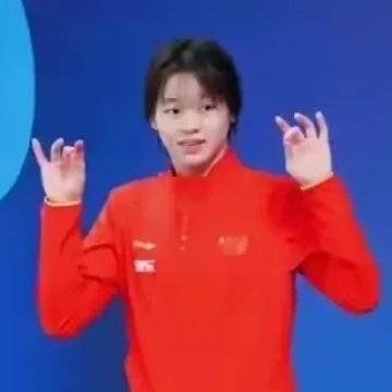 182天，她带着水花消失术回来了！明早11点，全红婵首跳定乾坤。#全运日记# ｜#金秋观赛季#推开训练馆的门，全红婵抬头看了眼10米跳台。182天，这个数字她比谁都记得清楚。自从5月世界杯后因伤离场，