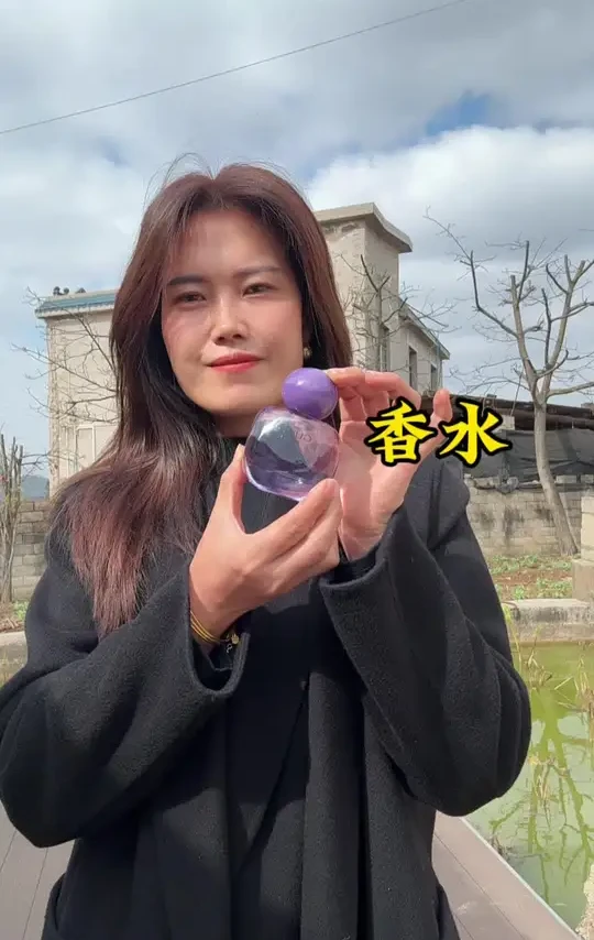 姐妹们！香奶奶紫色邂逅真心好闻！满满一大瓶！真的好划算，很适合秋冬的！留香时间很长！#香水推荐 #好物分享