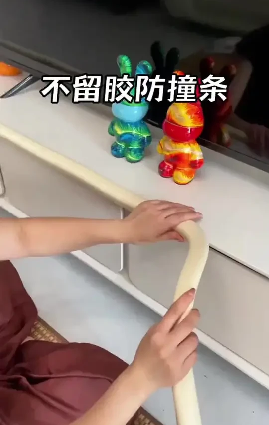 家有萌娃别慌！防撞条来帮忙！墙角、桌子、窗台都能贴，软乎乎的材质，有效缓冲碰撞，给宝宝全方位的安全守护，让宝贝快乐无忧地玩耍！
#宝宝防磕碰 #防撞贴推荐 #宝宝安全必备 #桌角防撞贴 #家居防撞神器
