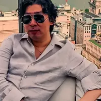 六七十男人出门，包包尽量不要背双肩包、帆布包，换成这些更高级