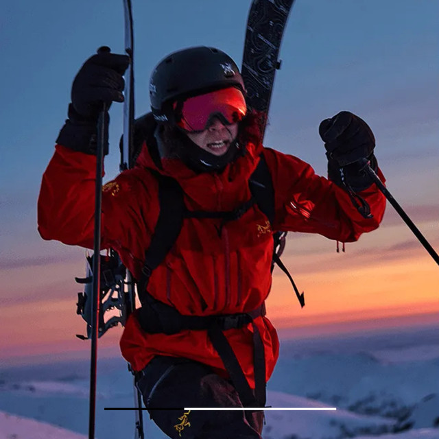 始祖鸟马年限定rush硬壳雪服，中国红刺绣骏马简洁大气，气势滂沱