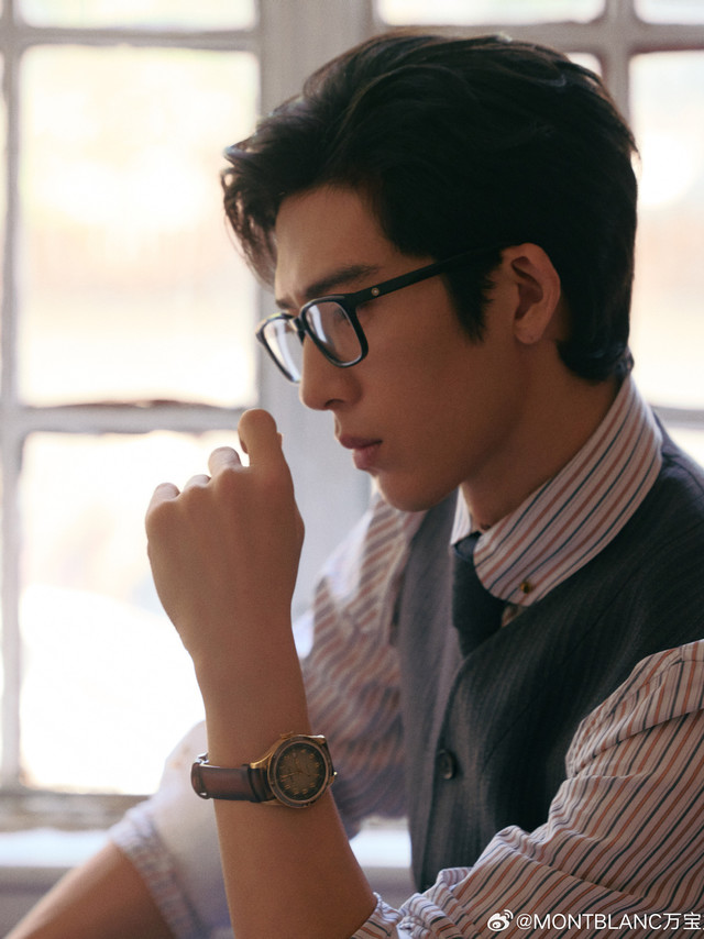 释放日间随性，风度自成万宝龙全球品牌大使 @井柏然 演绎「1858系列自动上链无氧腕表」沙砾棕特别款不凡文艺气度，精准把控每一刻#Montblanc##万宝龙全球品牌大使井柏然##万宝龙1858系列#