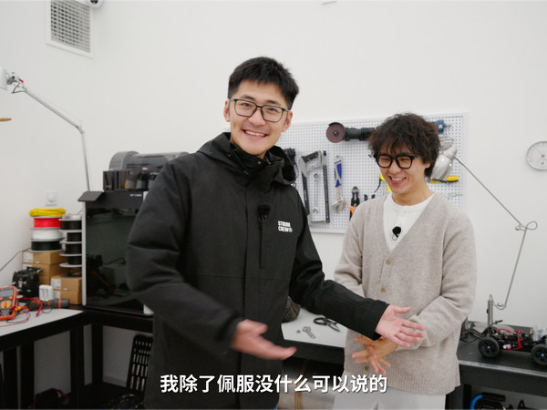“海底100小时生存挑战”“2000 米高空造移动客厅”让@影视飓风MediaStorm 的Tim都觉得抽象离谱的00后博主@阿宇的科学冒险  到底是如何创作和兼顾生活的？要不是Tim去采访了阿宇真正
