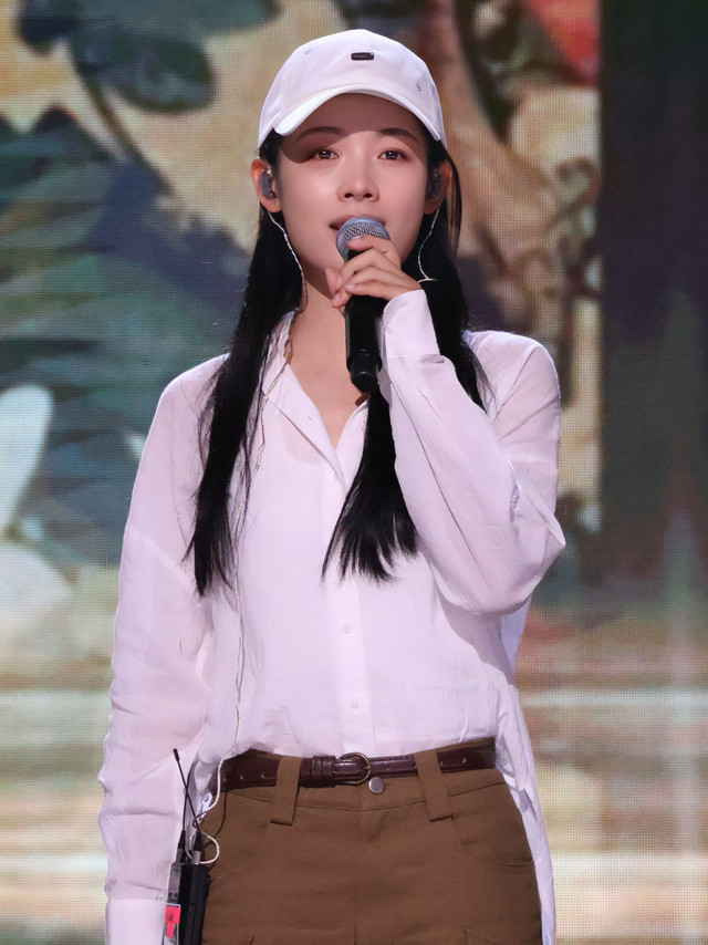 ♣ #Club Monaco# #梅·有不同# #黑梅派#出场时刻，自是焦点，越剧演员@陈丽君_点绛唇 身着CLUB MONACO经典款衬衫，演绎经典隽永、优雅率性的质简衣橱单品。甄选面料映衬细腻肌理