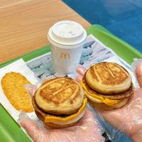 麦当劳海外爆款登陆！咸甜口的枫糖厚松饼堡终于来了