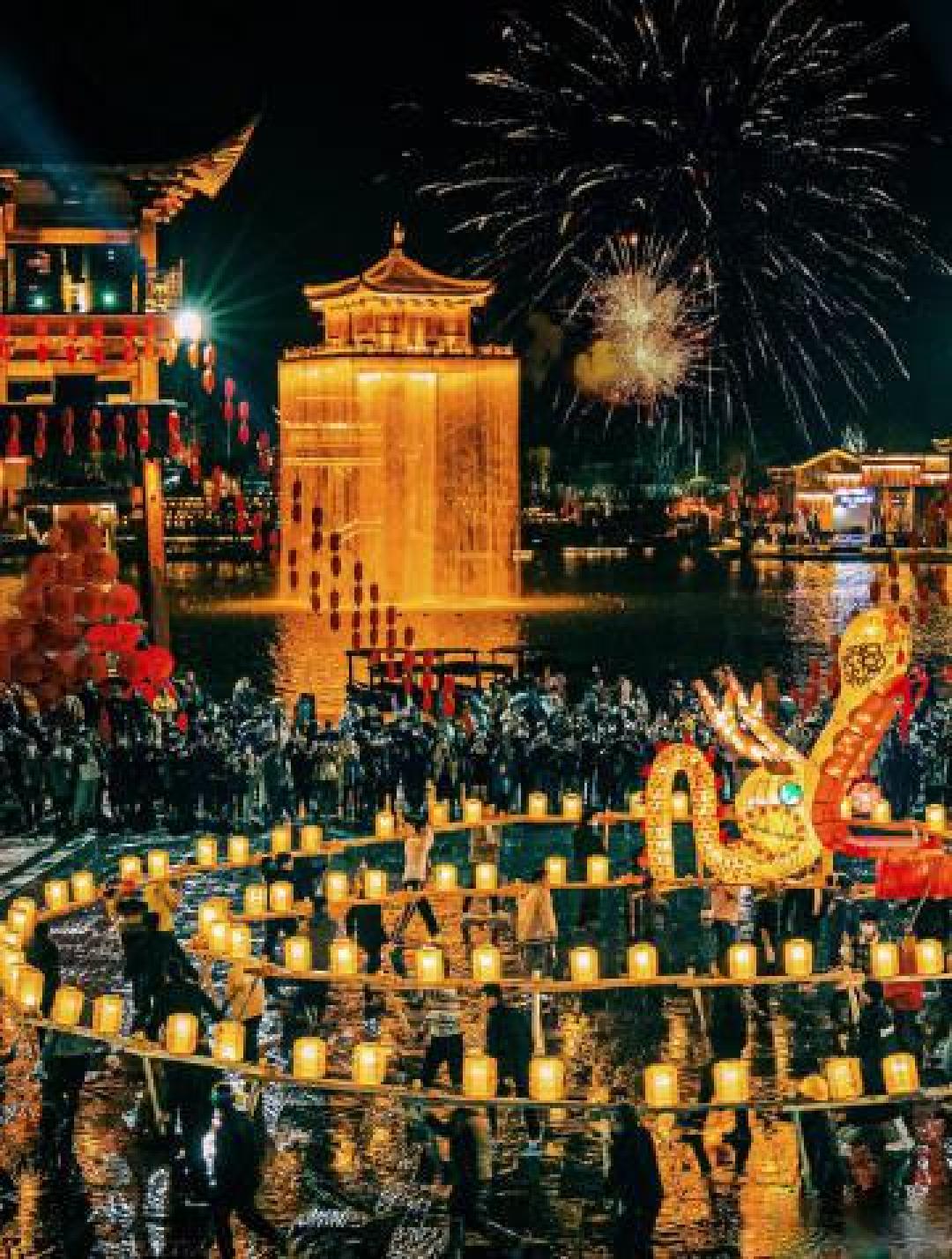 葛仙村跨年千灯之约:烟花升空鱼龙舞,再现中式浪漫天花板