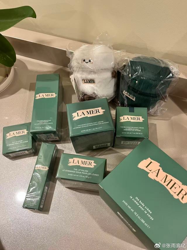 近日护肤分享。图一：La mer虽然平时也不见得经常用，但却是必须的存在，隔一段时间就要买一些回来。身体乳是我用过最好的身体乳，现在依然是。唇部产品经常用，这次补了唇膏唇蜜还买了唇部磨砂膏。图二：我的