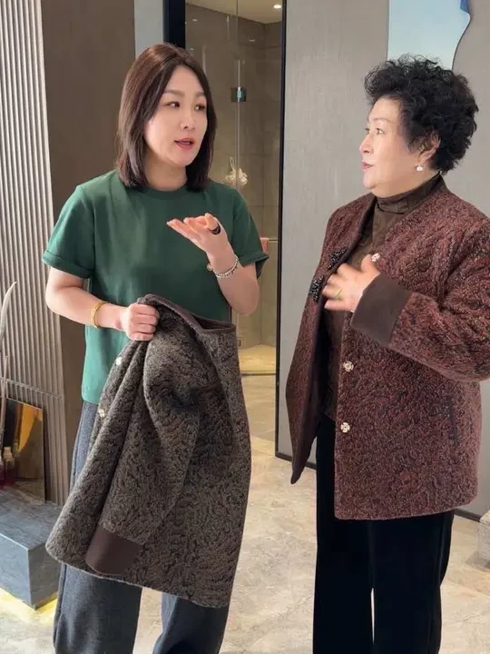 就是妈妈喜欢的，能穿到200斤的加绒外套，太大气了 #妈妈穿搭 #时尚妈妈装 #大码妈妈装 #加绒外套