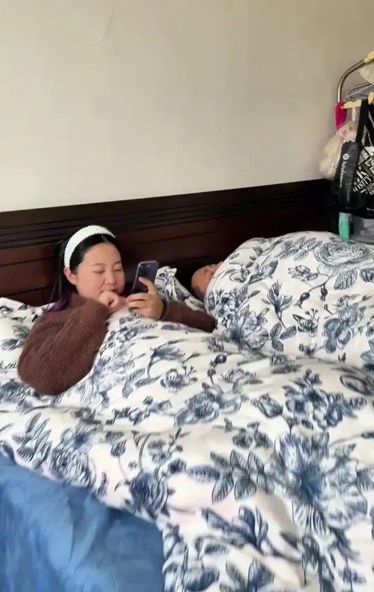 姐妹们，冬天不要再铺那些薄床单了，快试试我手上这套牛奶绒床品套件吧！它一整套都是这种加厚的牛奶绒材质，摸起来超级柔软舒适，就像小孩子的棉柔纸巾一样，特别亲肤。而且它的绒毛非常细腻，一点都不会掉毛，躺进