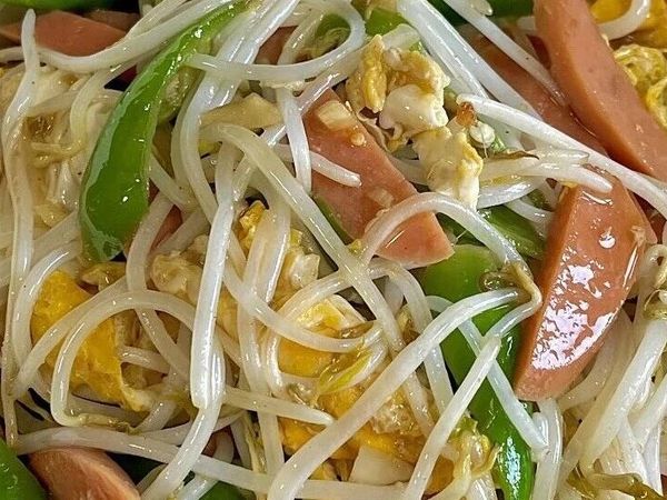 5分钟搞定青椒火腿肠炒豆芽，鲜香下饭，怎么都吃不腻！