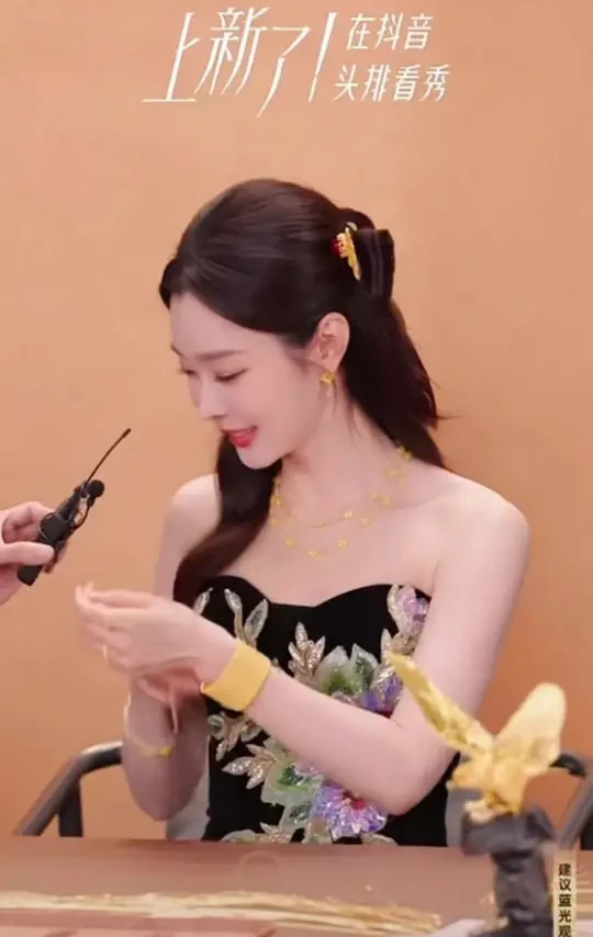 车车亲临臻宝博物馆啦！本人好美好美😍#潮宏基 #宋轶 #直播录屏分享