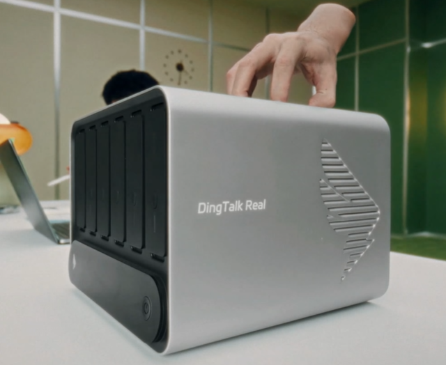 钉钉刚发布的“黑匣子”，是我见过最贵、最不务正业的NAS