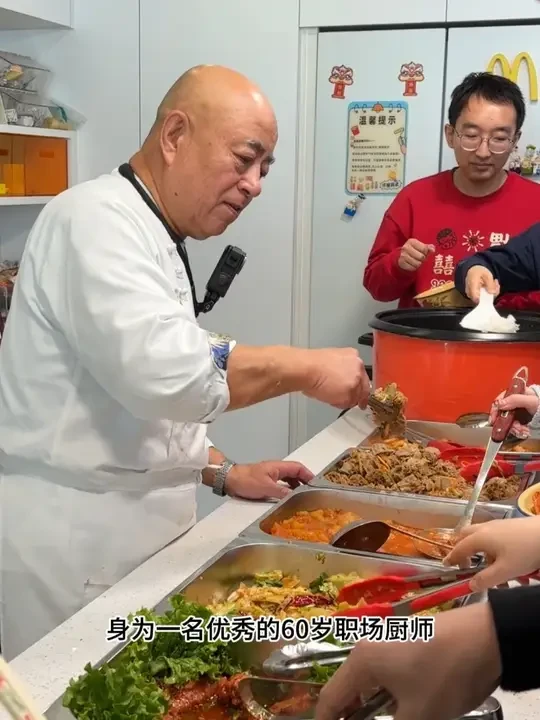 公司提前一小时上班？身为行政总厨看我怎么给大家元气满满一天 #办公室日常#海尔小红花冰箱#海尔541双系统