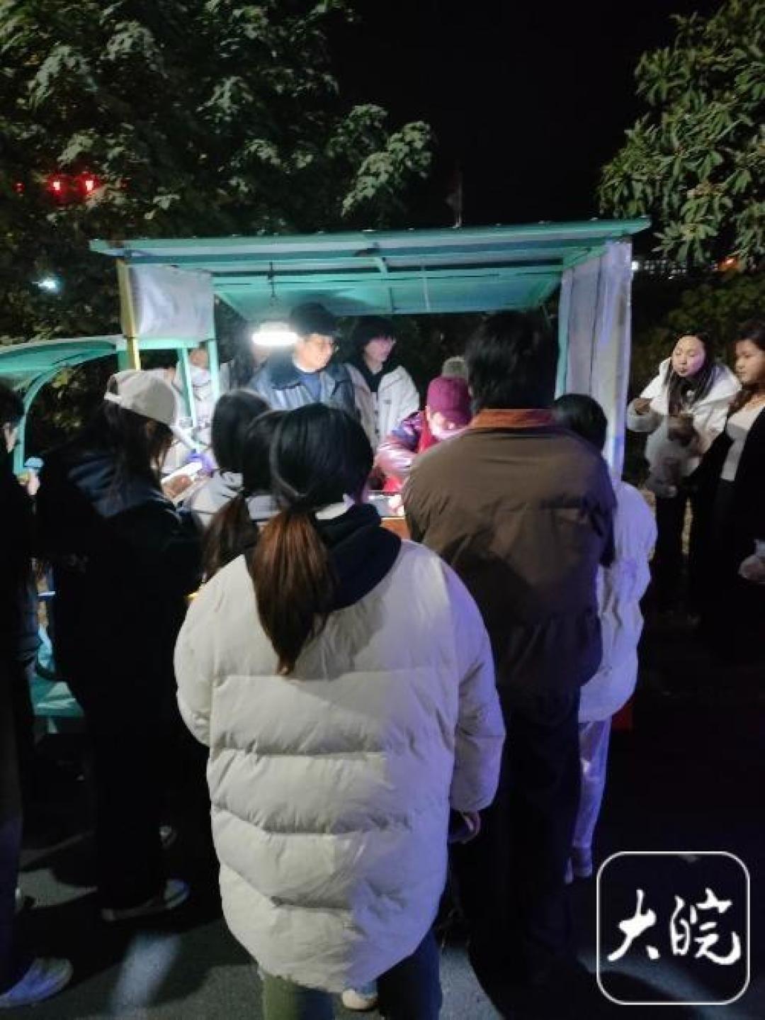 3元淀粉肠夹蛋不涨价,七旬夫妻亮出健康证,守住了良心和烟火气