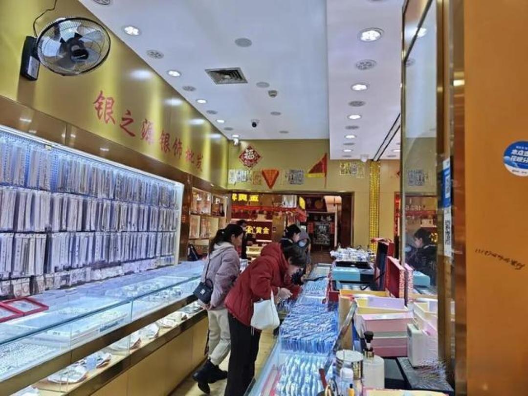 金店被挤爆,金价逼近新高,2024年黄金还能涨到哪?