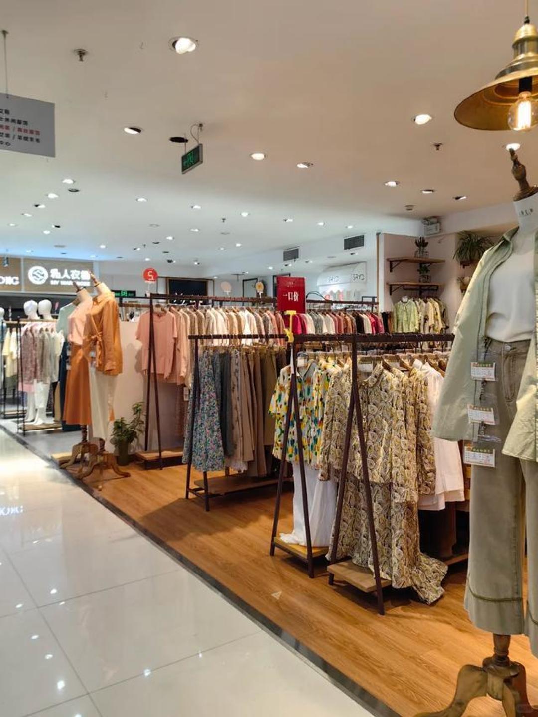 别再为“货不对版”烦恼了,实体店的松弛感和惊喜感真的会上瘾
